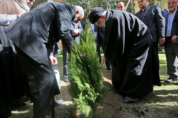 کاشت 230 هزار اصله نهال با یاد 230هزارشهید کشور در اصفهان