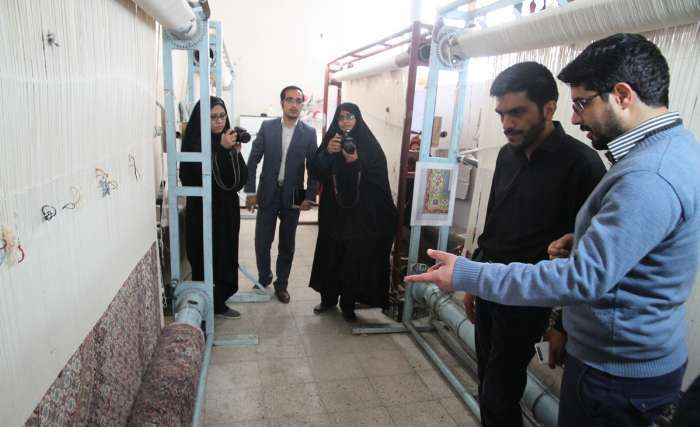 خبرنگاران بیرجند از کارگاه قالی بافی محمدپور بازدید کردند خبرنگاران بیرجند از کارگاه قالی بافی محمدپور بازدید کردند
