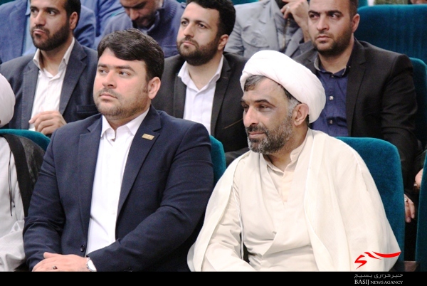 شاعر آئینه تمام نمای حماسه ها و خاطره هاست شاعر آئینه تمام نمای حماسه ها و خاطره هاست