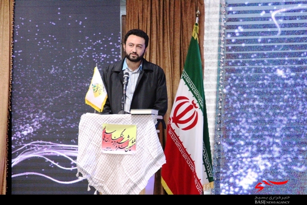 شاعر آئینه تمام نمای حماسه ها و خاطره هاست شاعر آئینه تمام نمای حماسه ها و خاطره هاست