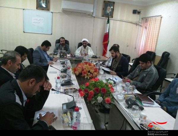 شاعران آسیب های موجود در اشعار را با مطالعه کم کنند