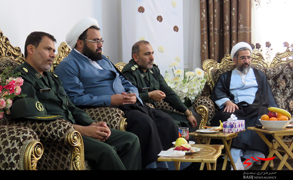 دیدار با خانواده سه شهید پاسدار بوشهری دیدار با خانواده سه شهید پاسدار بوشهری