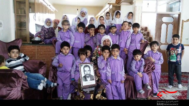 دیدار نونهالان مهد قرآنی ریحانه همدان با خانواده شهید«حمدالله روحی»
