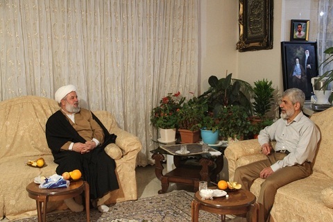 حجت الاسلام نعیمی از خانواده شهید احمدی روشن بازدید کرد