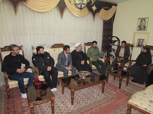 دیدار فرمانده سپاه شازند با خانواده شهیدان سردار سیاوش امیری و محمدرضا کریمی دیدار فرمانده سپاه شازند با خانواده شهیدان سردار سیاوش امیری و محمدرضا کریمی