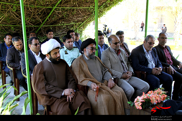 کاشت نهال توسط نماینده ولی فقیه در استان بوشهردرهفته منابع طبیعی کاشت نهال توسط نماینده ولی فقیه در استان بوشهردرهفته منابع طبیعی