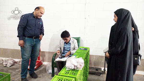 ماهیهای توقیف شده صید ترال بین نیازمندان ماهیهای توقیف شده صید ترال بین نیازمندان