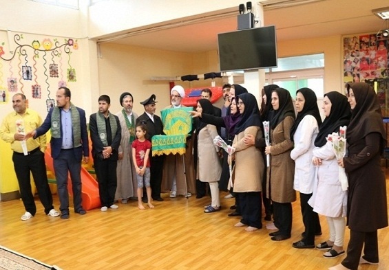 حضور خادمین آستان قدس رضوی به همراه پرچم متبرک صحن و سرای ملکوتی امام رضا(ع) در منطقه ۱۷ تهران