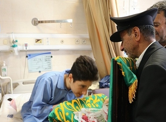 حضور خادمین آستان قدس رضوی به همراه پرچم متبرک صحن و سرای ملکوتی امام رضا(ع) در منطقه ۱۷ تهران