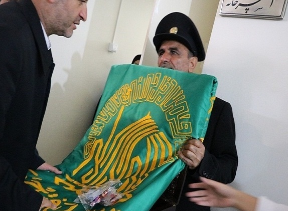 حضور خادمین آستان قدس رضوی به همراه پرچم متبرک صحن و سرای ملکوتی امام رضا(ع) در منطقه ۱۷ تهران