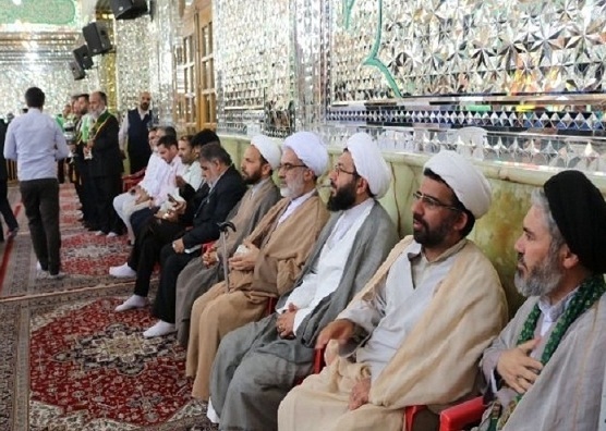 حضور خادمین آستان قدس رضوی به همراه پرچم متبرک صحن و سرای ملکوتی امام رضا(ع) در منطقه ۱۷ تهران