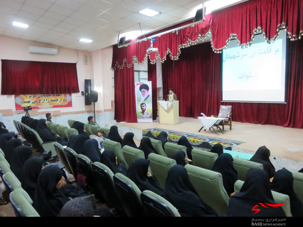 نقش زنان در پیروزی انقلاب و دفاع مقدس تعیین کننده بود