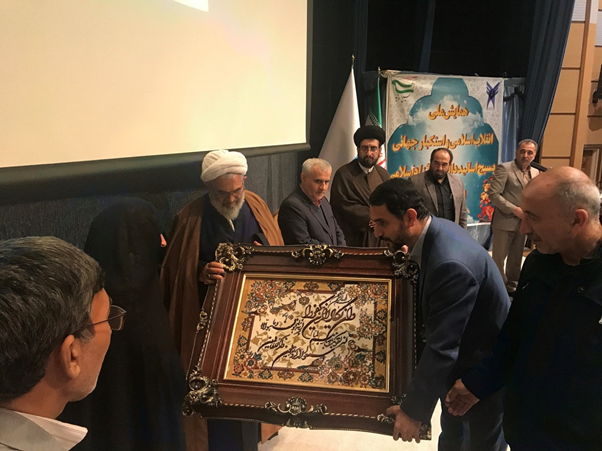 تجلیل از مادر شهید مدافع حرم محمود رادمهر تجلیل از مادر شهید مدافع حرم محمود رادمهر