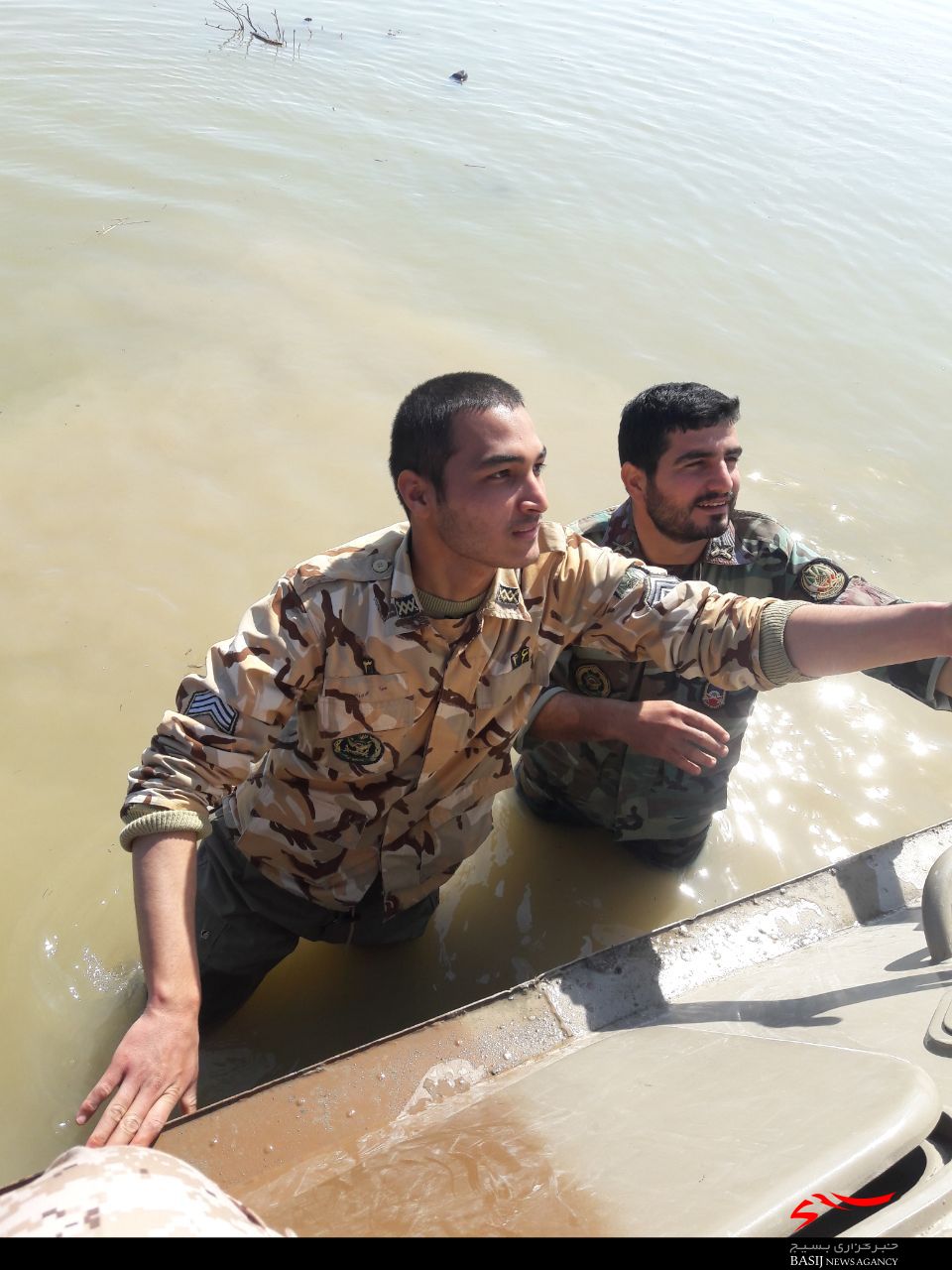 گزارش تصویری حضور جمعی دیگر از جوانان انقلابی شهر رشت در مناطق سیل زده گلستان