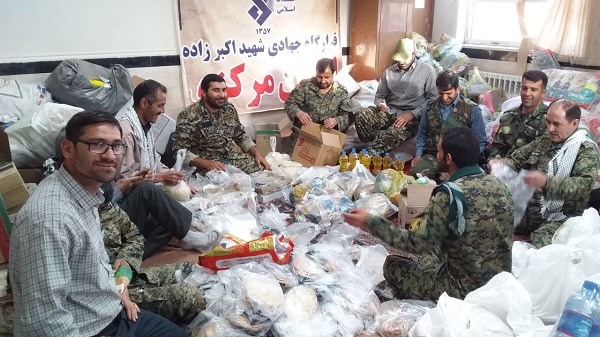توزیع لوازم ضروری در بین سیل زدگان