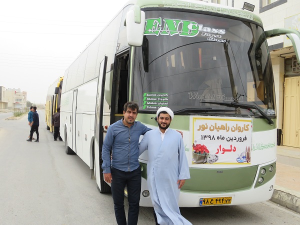 زائرین دلواری عازم مناطق عملیاتی جنوب شدند زائرین دلواری عازم مناطق عملیاتی جنوب شدند
