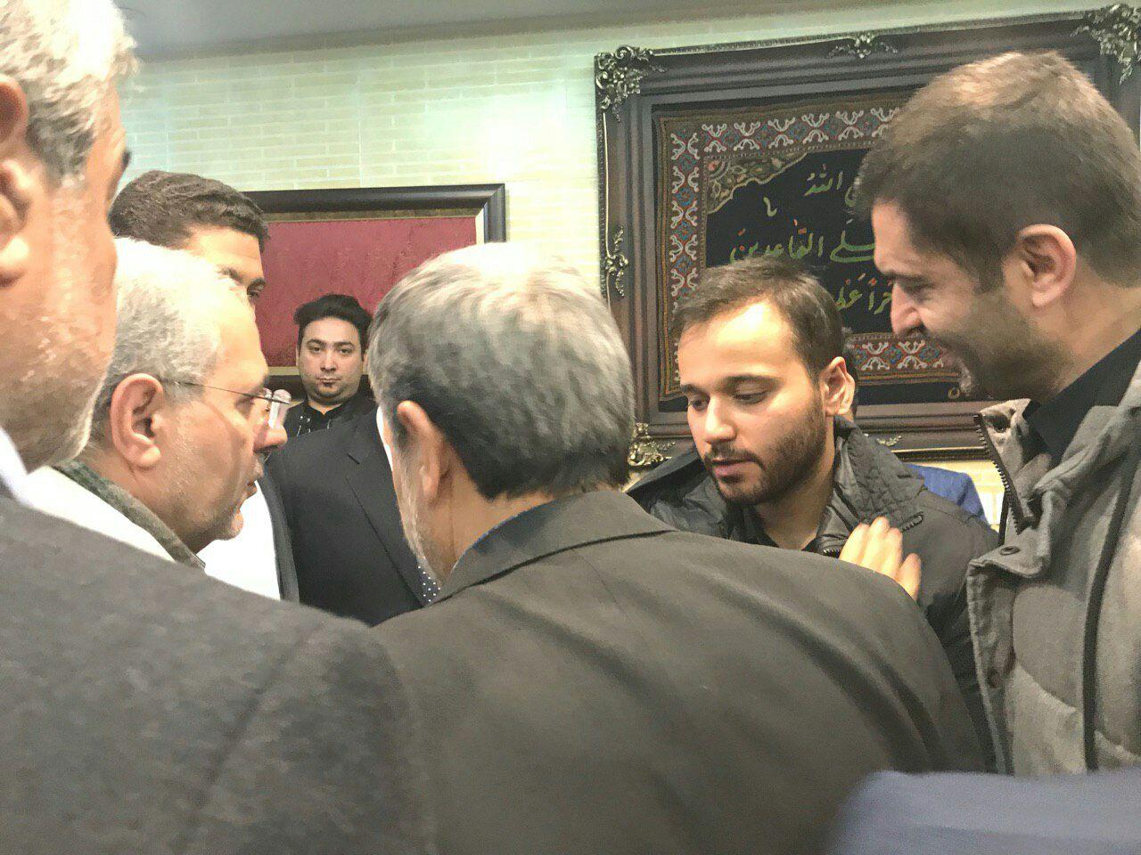 حضور احمدی نژاد در منزل سردار شهید سلیمانی حضور احمدی نژاد در منزل سردار شهید سلیمانی
