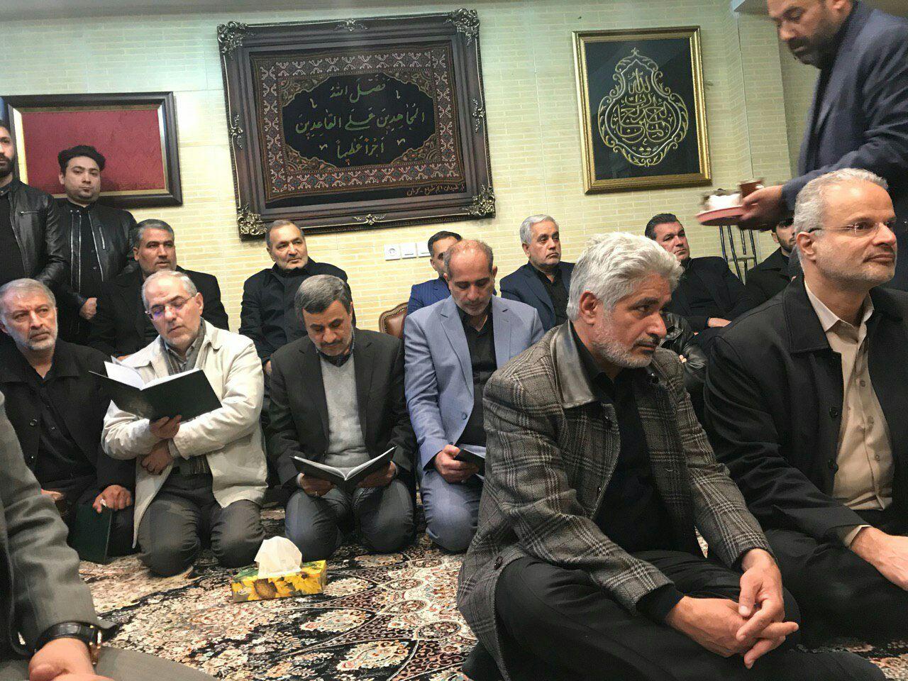 حضور احمدی نژاد در منزل سردار شهید سلیمانی حضور احمدی نژاد در منزل سردار شهید سلیمانی