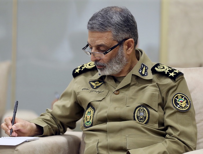 تبریک فرمانده کل ارتش به فرمانده جدید سپاه قدس تبریک فرمانده کل ارتش به فرمانده جدید سپاه قدس