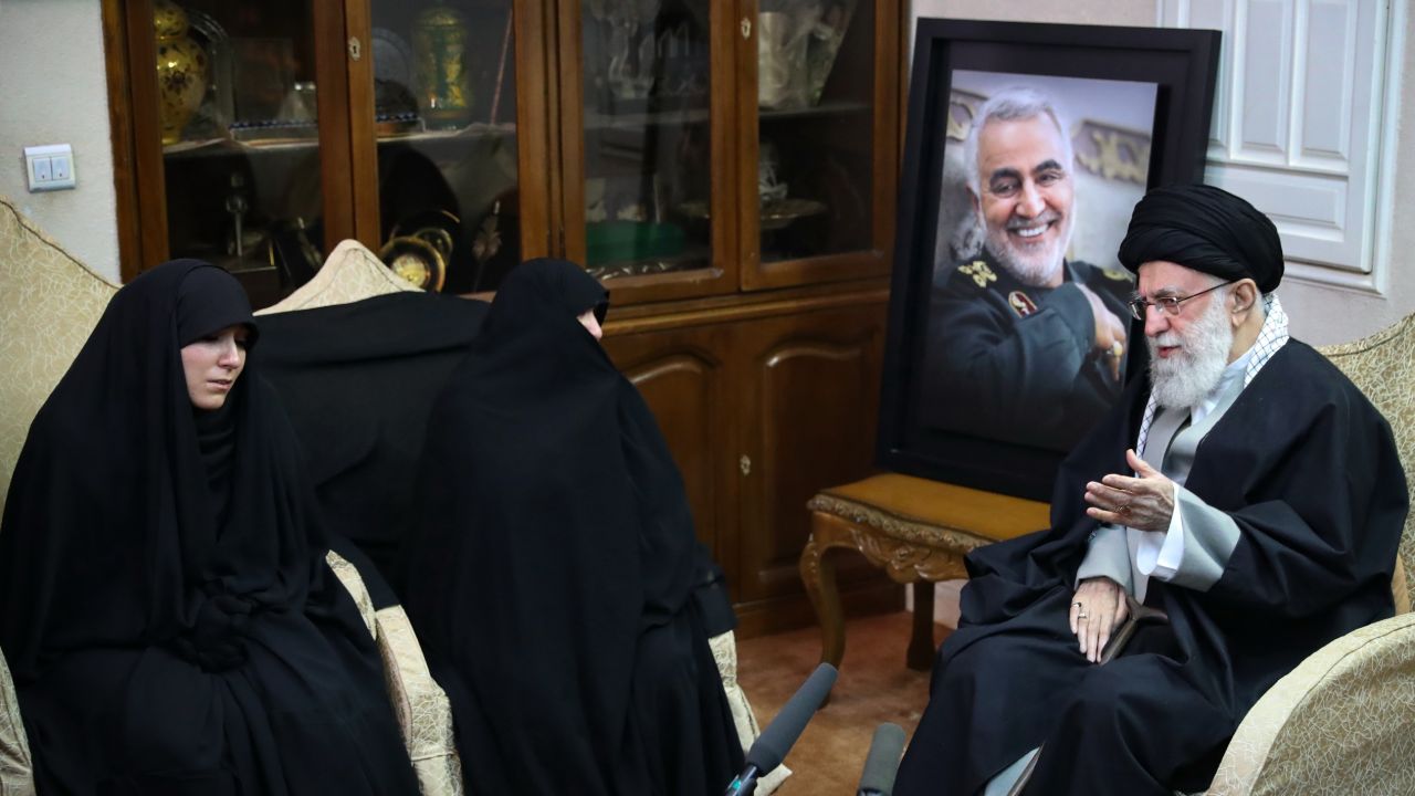 شما ولیّ حاجقاسم و ولیّ همه ما هستید/گوش جان به فرمان داریم شما ولیّ حاجقاسم و ولیّ همه ما هستید/گوش جان به فرمان داریم