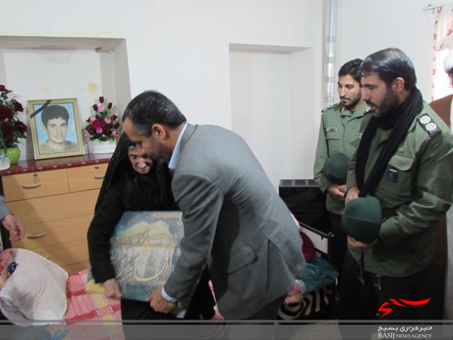 گلباران مزار شهدا/ديدار با خانواده شهدا و خانواده هاي محروم/برپايي ميز خدمت جهادى