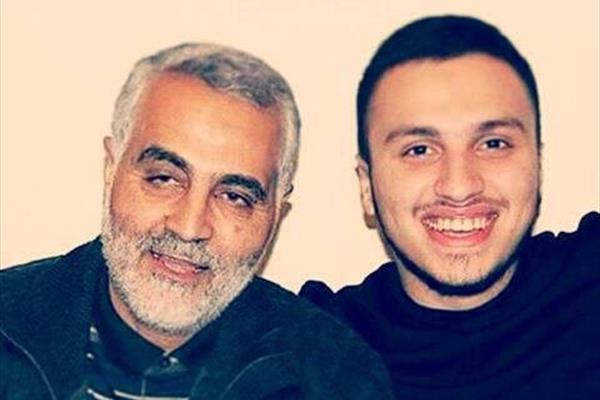 او از کدام تبار بود؟/بوسه جهاد بر شانه های حاج قاسم سلیمانی + تصاویر او از کدام تبار بود؟/بوسه جهاد بر شانه های حاج قاسم سلیمانی + تصاویر