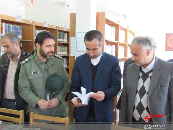 گزارش تصویری از مراسم گلباران قبور شهدا /دیدار با خانواده شهید / تودیع و معارفه شهردار هندودر گزارش تصویری از مراسم گلباران قبور شهدا /دیدار با خانواده شهید / تودیع و معارفه شهردار هندودر