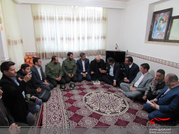 گلباران قبور شهدای گمنام شهر شازند / دیدار با خانواده شهید