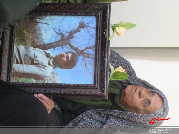 گلباران مزار شهدا/دیدار با خانواده شهدا و خانواده های محروم روستای سرسختی شهرستان شازند گلباران مزار شهدا/دیدار با خانواده شهدا و خانواده های محروم روستای سرسختی شهرستان شازند