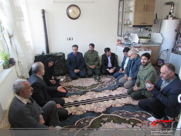 گلباران مزار شهدا/دیدار با خانواده شهدا و خانواده های محروم روستای سرسختی شهرستان شازند گلباران مزار شهدا/دیدار با خانواده شهدا و خانواده های محروم روستای سرسختی شهرستان شازند