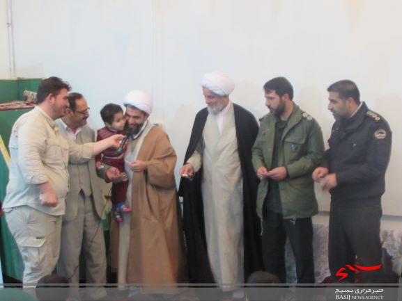 گزارش تصویری از گرامیداشت سالگرد پبروزی انقلاب اسلامی /دیدار با خانواده شهید در شهر آستانه