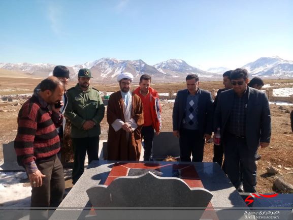 مراسم گرامیداشت دهه فجر انقلاب اسلامی و گلباران مزار مطهر تک شهید روستای الرج