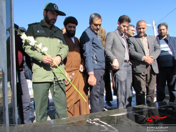 عطر افشانی و گلباران قبور شهدای گمنام و شهدای شهر هندودر