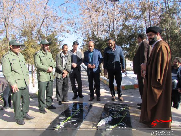 عطر افشانی و گلباران قبور شهدای گمنام و شهدای شهر هندودر