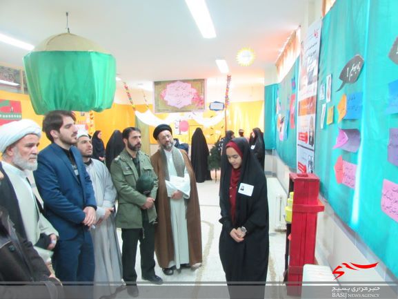 دیدار از نمایشگاه انقلابی مدرسه شهید بهاری شهر آستانه با حضور فرمانده سپاه شازند و دیگر مسئولین شهرستان برگزار شد.