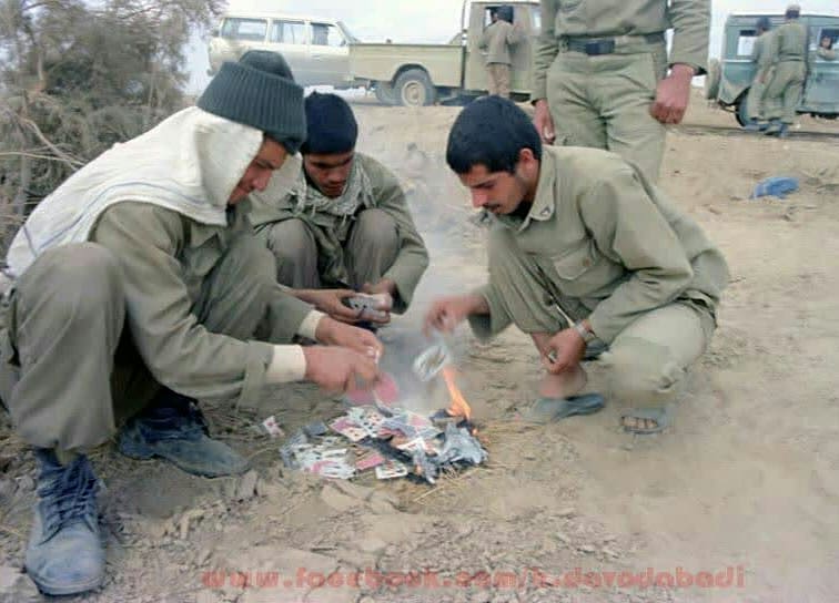 آتش زدن بساط قمار سربازان بعثی + عکس آتش زدن بساط قمار سربازان بعثی + عکس