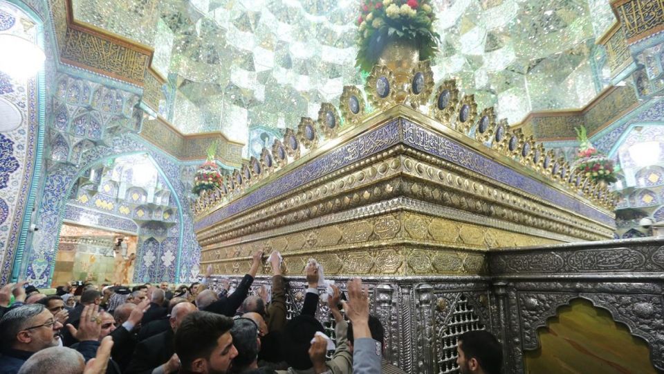 بوسیدن و لمس ضریح مطهر در شرایط کنونی بوسیدن و لمس ضریح مطهر در شرایط کنونی