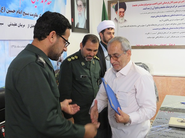 تجلیل از مربیان نمونه عقیدتی سیاسی سپاه دلوار تجلیل از مربیان نمونه عقیدتی سیاسی سپاه دلوار