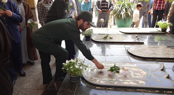 مزار شهدای گمنام در مهاجران عطرافشانی شد
