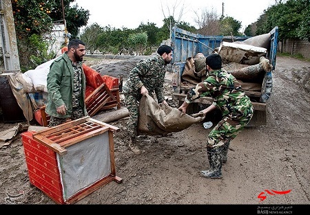 سپاه همچنان روی پای قولش به مردم سیل زده ایستاده است سپاه همچنان روی پای قولش به مردم سیل زده ایستاده است