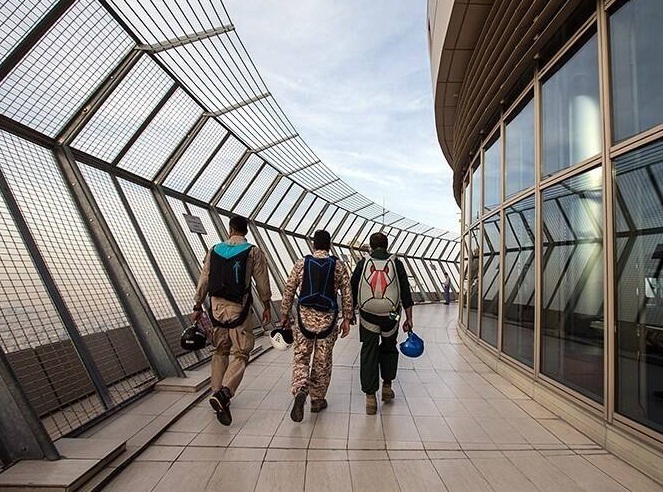 &laquo;پرواز اقتدار&raquo; تکاوران سپاه پاسداران بر فراز برج میلاد تهران