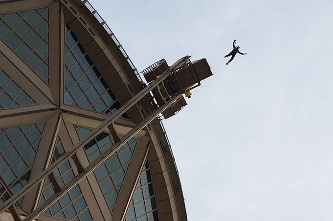 &laquo;پرواز اقتدار&raquo; تکاوران سپاه پاسداران بر فراز برج میلاد تهران