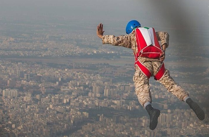 &laquo;پرواز اقتدار&raquo; تکاوران سپاه پاسداران بر فراز برج میلاد تهران