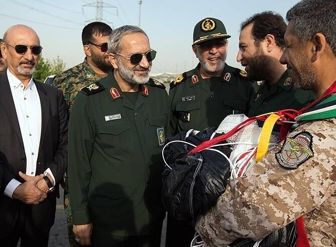 &laquo;پرواز اقتدار&raquo; تکاوران سپاه پاسداران بر فراز برج میلاد تهران