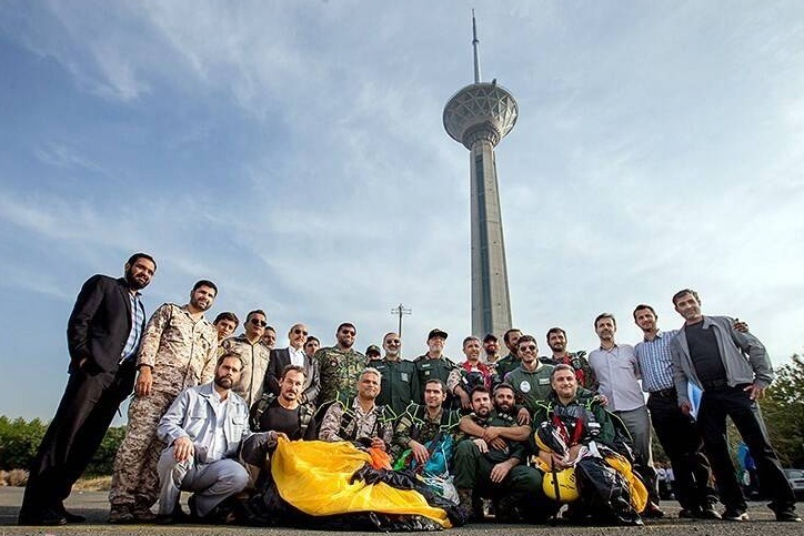 &laquo;پرواز اقتدار&raquo; تکاوران سپاه پاسداران بر فراز برج میلاد تهران
