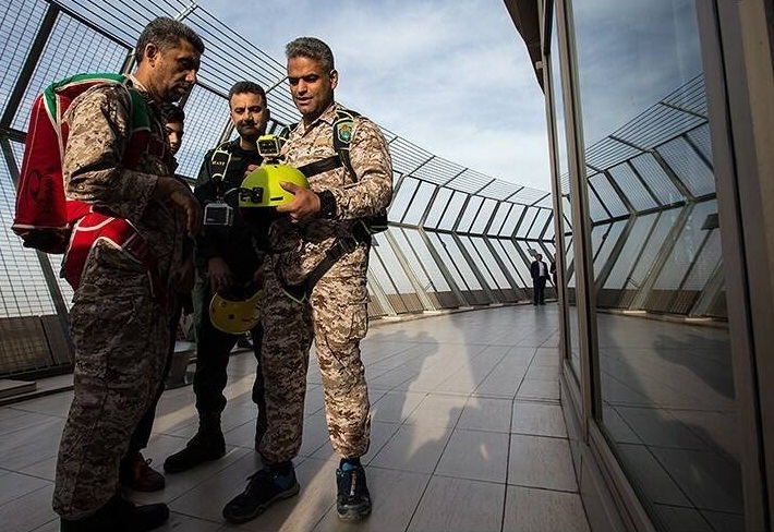 &laquo;پرواز اقتدار&raquo; تکاوران سپاه پاسداران بر فراز برج میلاد تهران