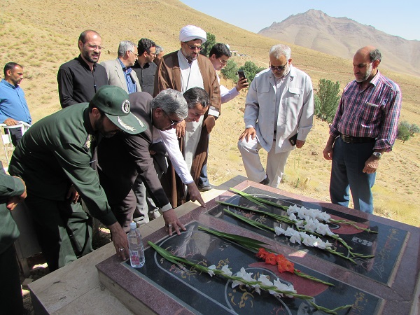 خانواده معظم شهدا چشم و چراغ این ملت هستند خانواده معظم شهدا چشم و چراغ این ملت هستند