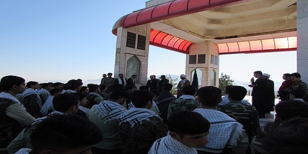 دانش آموزان در تاریخ انقلاب اسلامی و در طول هشت سال جنگ تحمیلی فرهنگ ایثار و شهادت را سرلوحه خود قرار دادند دانش آموزان در تاریخ انقلاب اسلامی و در طول هشت سال جنگ تحمیلی فرهنگ ایثار و شهادت را سرلوحه خود قرار دادند