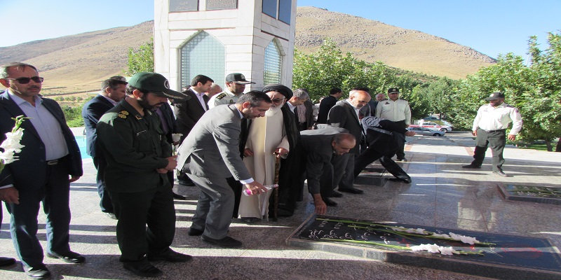 مزار مطهر شهدای گمنام شهرستان شازند گلباران و غبارروبی شد