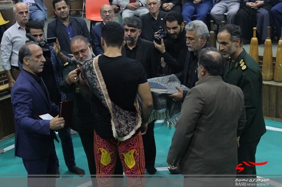 بازوبند پهلوانی بسیج کشور بر بازوان «سینا غلامی» بسته شد بازوبند پهلوانی بسیج کشور بر بازوان «سینا غلامی» بسته شد